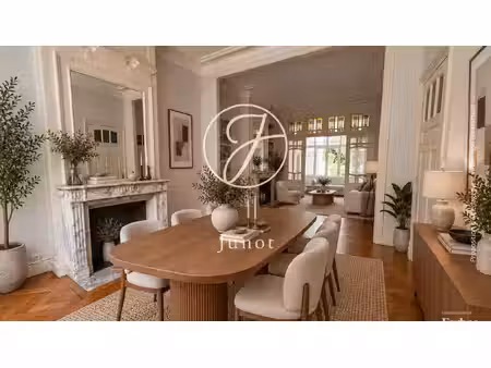 maison de luxe à vendre dans le quartier saint maurice-pellevoisin