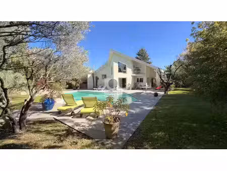 une architecture singulière dans un écrin méditerranéen