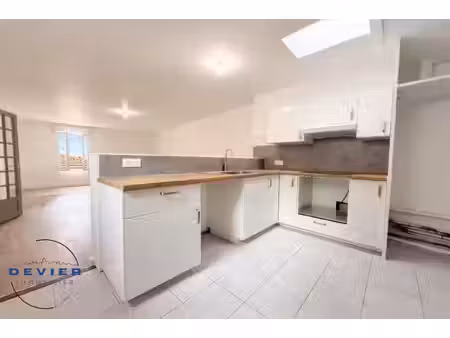 à louer appartement t3 bis (faux t4) rénové centre de ca