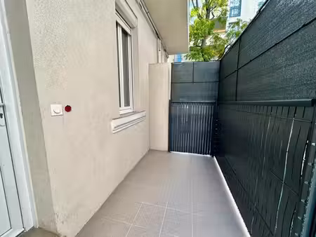 studio rez-de-chaussée loué vide avec terrasse - 06400 canne