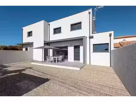 location meublée maison 4 pièces 79.8 m² à agde (34300)  1 365 €