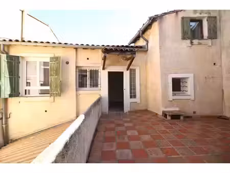 exclusivite nimes centre ville appartement p3 d'environ 73m² avec une terrasse à rénover