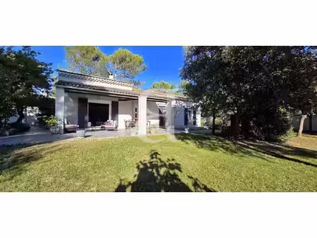 charmante villa de plain-pied avec piscine et grand garage à sa