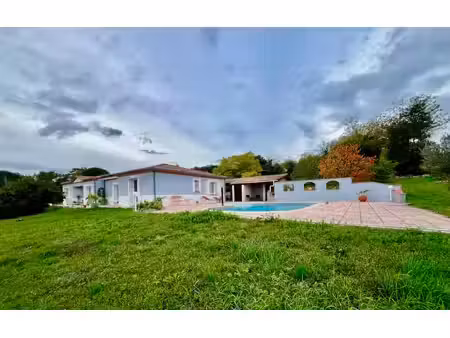 pujols maison de plain-pied de 145 m² avec piscine sur un terrain d'environ 1 500 m². vene