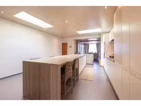 maison prête à emménager avec un jardin bien entretenu à kru
