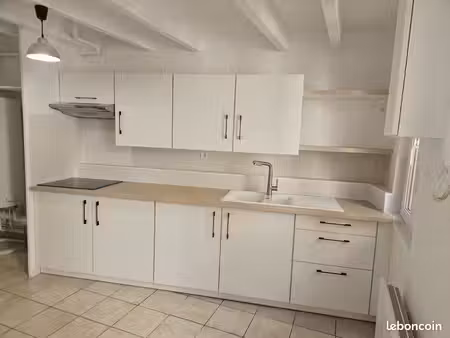 appartement t2 duplex de 42 m² – entièrement rénové – disponible immédiatement – saintes (