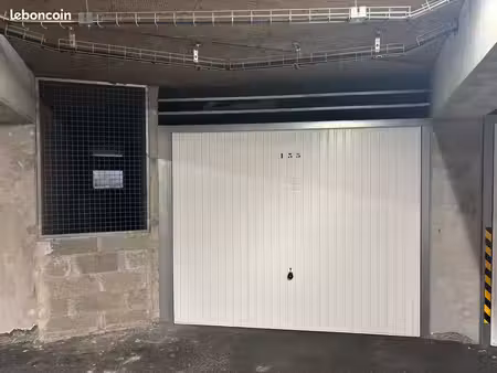 location à l'année grand garage fermé