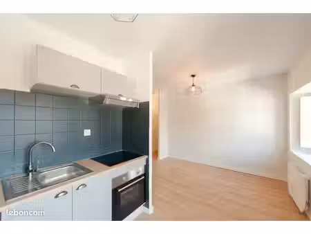 t2 rénové – 31 m² – 2e étage – laden / petit-train