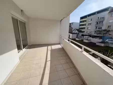 pau ? centre-ville | agréable t2 avec terrasse et parking sous-sol