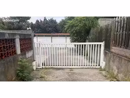 garage fermé extérieur dans un environnement sécurisé et calme