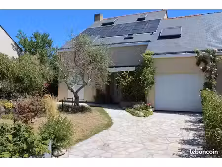maison familiale meublée 120m2- 4 chambres- 2 bureaux  beau jardin  quartier calme  proche