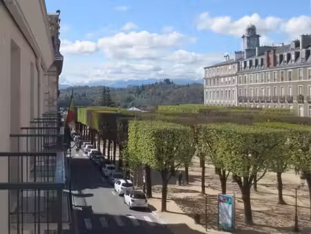 pau plein centre t2 avec parking privé fermé
