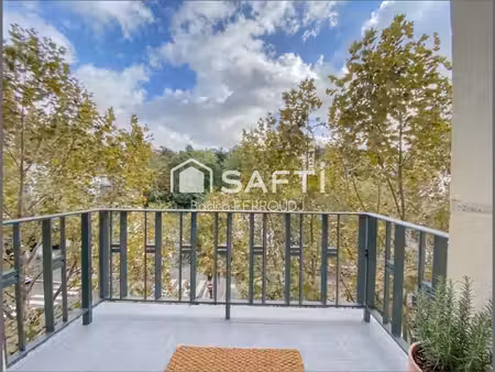 beau 3 pièces traversant avec balcon – rare sur le secteur