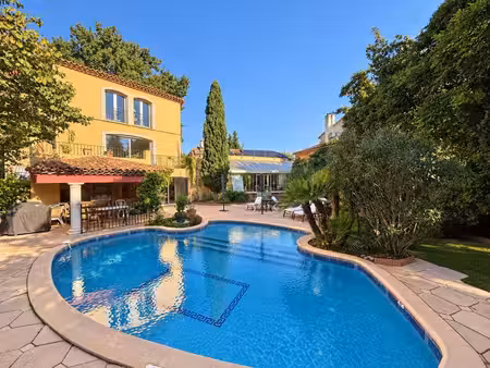 propriété de caractère de 290m² avec piscine à toulon cap brun