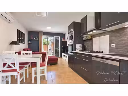 villa de plain-pied  trois faces  dans une résidence arborée avec piscine