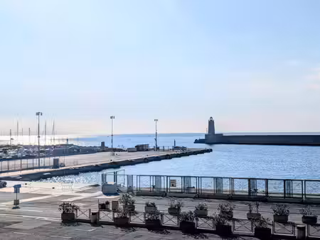 studio meublé de 31 m² face à la mer  à deux pas du port