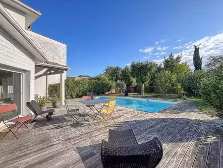 maison familiale de 183 m² avec jardin et piscine à proximité du centre de caudéran