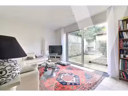 maison de ville en pierre face au canal  avec jardin