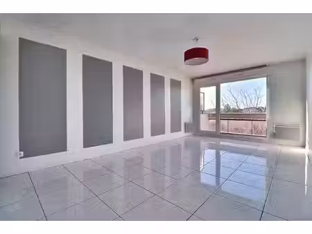 à vendre ? beau 3 pièces avec vue sur parc et canal  extérieur et parking
