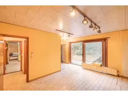 ruime hangaar op toplocatie!