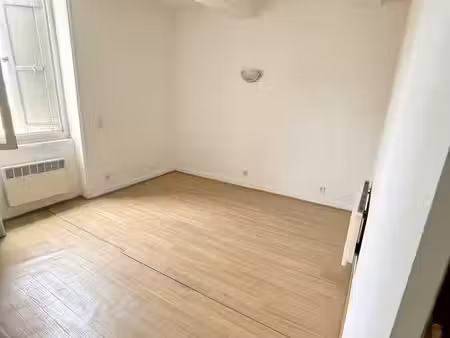 idéal investisseur t2 au premier étage vendu loué au centr