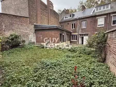 centre ville - maison d'environ 220m² avec une entrée porte cochère et jardin