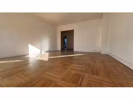 grenoble hypercentre - t 4 traversant de 93 m2 - lumineux -